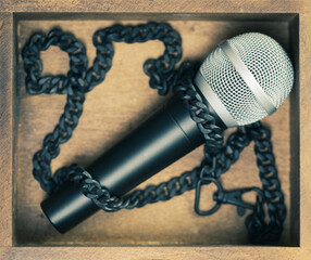 Mic trappen in a box with chain holding it