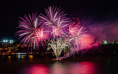 Naklejka premium Loto Québec fireworks over the St Lawrence River in Quebec City, Canada