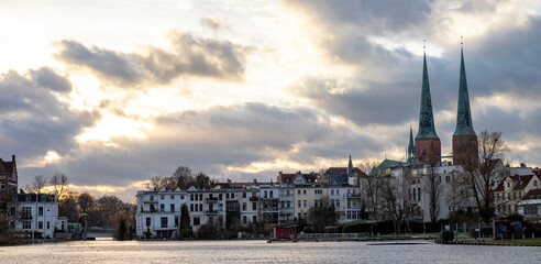 Obraz premium Dom zu Lübeck mit Krähenteich