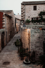 kamienica, uliczka, alcudia, mallorca, majorka, baleary, wyspa, zabytek, kamień, valldemossa, monstera, klimat, uliczka, rośliny, kultura, religia, wyspy, wakacje, historia, okiennice, okno, hiszpania © Maja