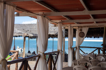 Bar em beira mar com uma paisagem do mar azul em um dia ensolarado