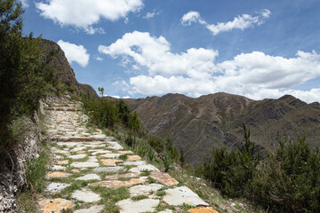 Fototapeta na wymiar Camino hacia un cerro en Ayacucho