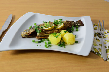 gebratene Forelle mit Petersilienkartoffeln und Zitronen
