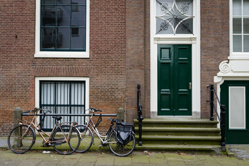 Fototapeta na wymiar bicycles in front of a brownstone building
