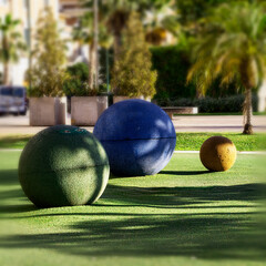 Bunte Betonkugeln auf einer Wiese im Park