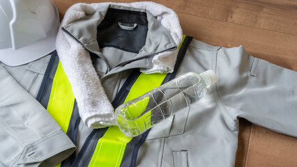首掛けタオルとプラスチックボトルの水｜建設業の熱中症対策イメージ