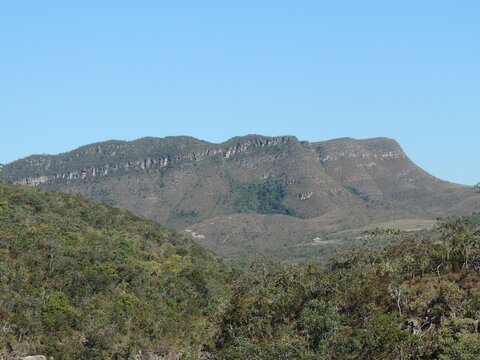 Em meio a vegeta&ccedil;&atilde;o plana do cerrado, n&atilde;o &eacute; raro prestar aten&ccedil;&atilde;o em toda protuber&acirc;ncia que apare&ccedil;a na estrada para Chapada dos Veadeiros.