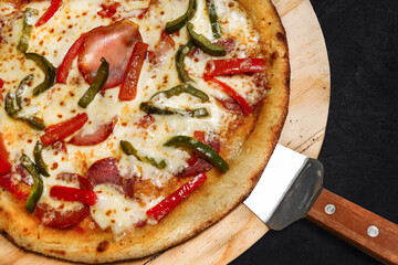 Plato pizza de carne salami y vegetales
