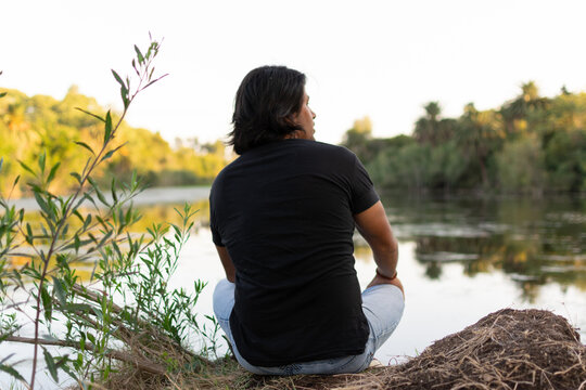 Contemplando la soledad junto al lago