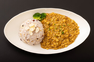 十六穀米とさつまいものキーマカレー