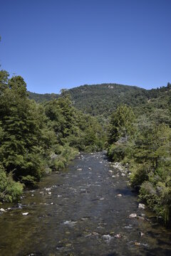 Arroyo entre monta&ntilde;as