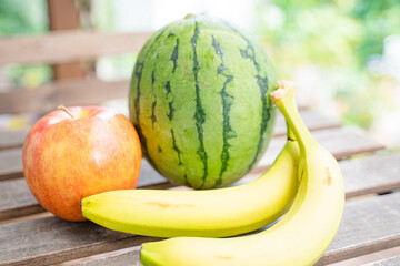 フルーツ　スイカとりんごとバナナ
