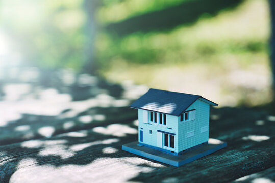住宅模型と緑背景