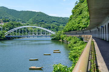 山間のトンネル道路