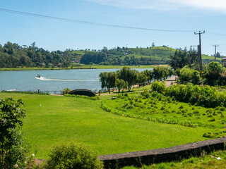 Obraz premium Nuwara Eliya, Sri Lanka - March 10, 2022: View of the green landscape in Gregory Park and the lake on a sunny day