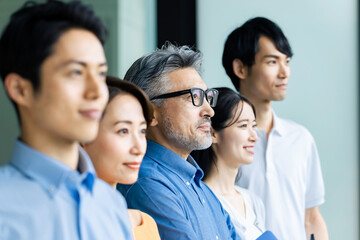 遠くを見つめるクールビズのビジネスグループ