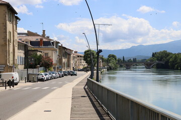 Les rives le long de la rivière isère, village de Romans sur Isère, France
