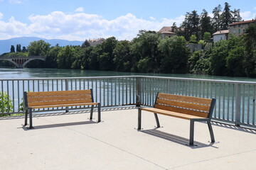 Les rives le long de la rivi&egrave;re is&egrave;re, village de Romans sur Is&egrave;re, France