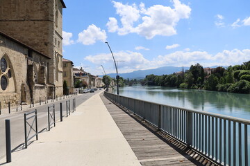 Les rives le long de la rivière isère, village de Romans sur Isère, France