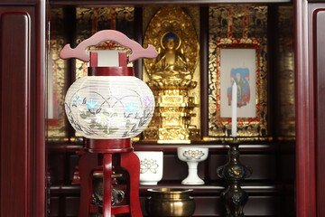 日本の宗教行事 お盆を迎えるための盆提灯 禅宗のお仏壇
