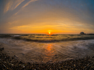 Wenn die Sonne am Strand aufgeht