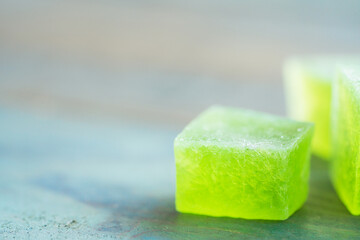 涼しげな琥珀糖