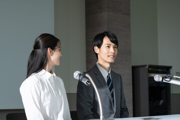 会見をするビジネスマン