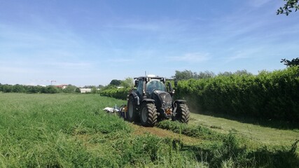 trattore valtra con falciacondizionatrice gemelli