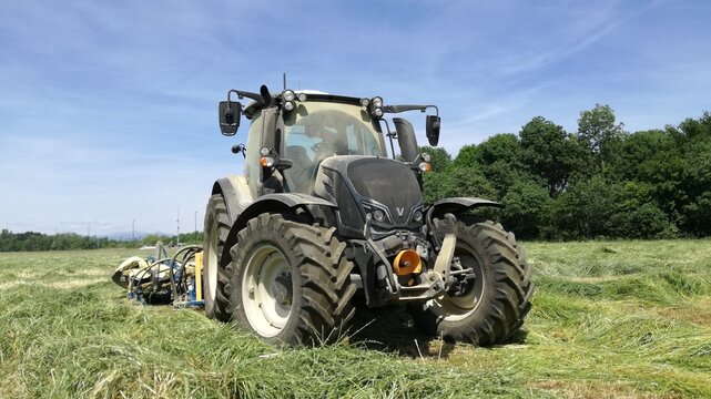 trattore valtra con falciacondizionatrice gemelli