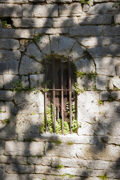 mur et fenêtre du vieille chapelle médiévale