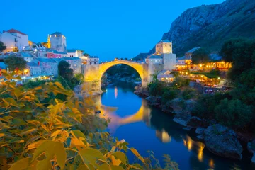 Papier Peint photo autocollant Stari Most Pont historique de Stari Most sur la rivière Neretva dans la vieille ville de Mostar, montagnes des Balkans, Bosnie-Herzégovine