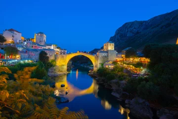 Photo sur Plexiglas Stari Most Pont historique de Stari Most sur la rivière Neretva dans la vieille ville de Mostar, montagnes des Balkans, Bosnie-Herzégovine