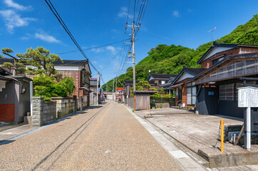 Fototapeta na wymiar 【新潟県出雲崎町】4kimに及ぶ出雲崎町の妻入りの街並みは今も大切に保存されている。