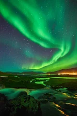 Crédence de cuisine en verre imprimé Kirkjufell Belle aurore dansant sur le parc national de Snaefellsnes-Islande, bruit d& 39 image dû à une sensibilité ISO élevée