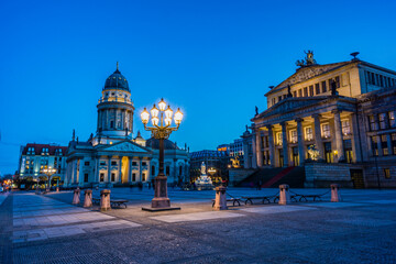 Obraz premium Konzerthaus y Deutscher Dom (Catedral Alemana). Gendarmenmarkt (Mercado de los Gendarmes) . Berlin, Alemania, europe