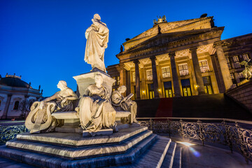 Monumento a Schiller frente al Konzerthaus  y Deutscher Dom (Catedral Alemana). Gendarmenmarkt (Mercado de los Gendarmes) ,  Berlin, Alemania, europe