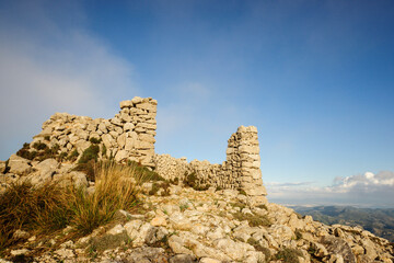 cima de la Mola de S'Esclop ,ruinas de la cabaña de piedra conocida como la caseta del francés...