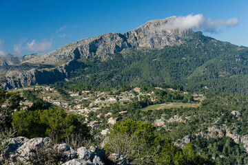 Fototapeta na wymiar Puig de Galatzo, 1027 metros y el pueblo de Galilea, Sierra de Tramuntana, Mallorca,Islas Baleares, Spain