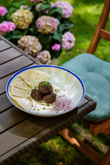 Meat balls with onions, dill, pita bread and white sauce