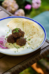 Meat balls with onions, dill, pita bread and white sauce