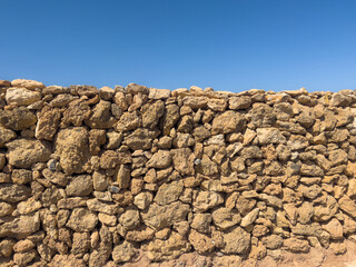 Muro de piedra antiguo con cielo azul