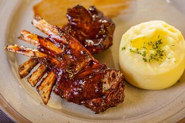 Lamb rack with barbecue sauce and mashed potatoes