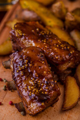 Pork ribs in honey mustard with homemade potatoes