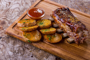 Pork ribs in honey mustard with homemade potatoes