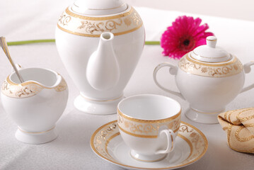 Obraz na płótnie Canvas Luxury china dinnerware. Elegant golden design porcelain dishes.