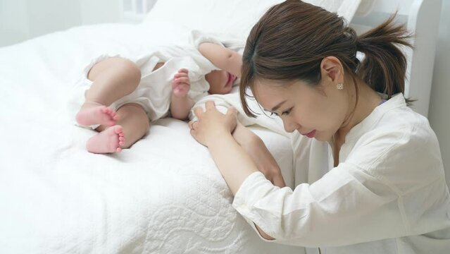 育児に疲れた女性　育児疲れ