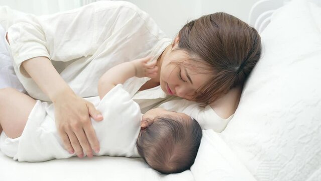 赤ちゃんを寝かしつける母親