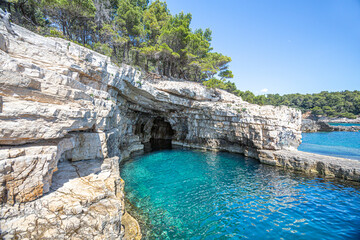 Croatia, Istria, Pula, coastline with rocks and cave - obrazy, fototapety, plakaty