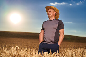 Obraz premium Happy farmer in a wheat field