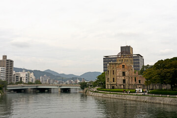 Fototapeta premium 川の向こうから見る原爆ドーム